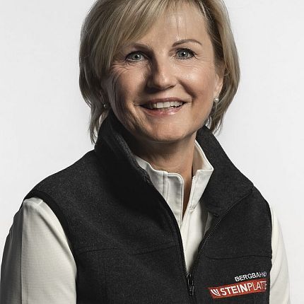 Sabine Brandtner (Cashier)