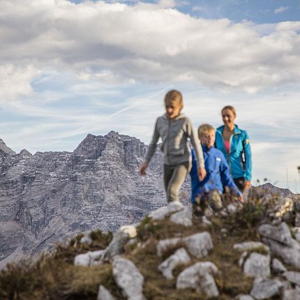 Familie beim Wandern auf der Steinplatte Waidring