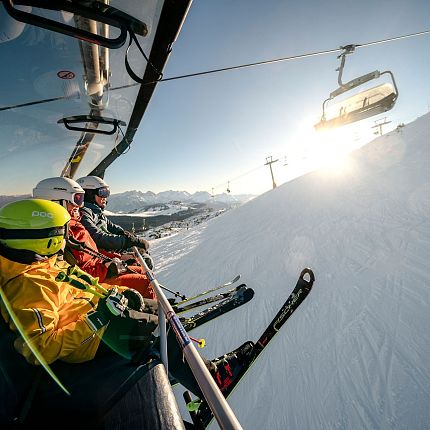 family-skiing-area-steinplatte-winklmoosalm-cfreezingmotions-clauslistl-1