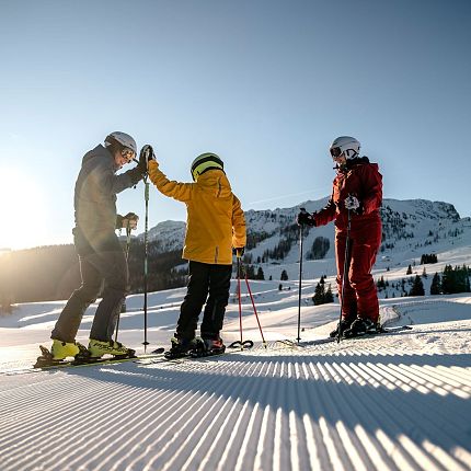 family-skiing-area-steinplatte-winklmoosalm-cfreezingmotions-clauslistl-11