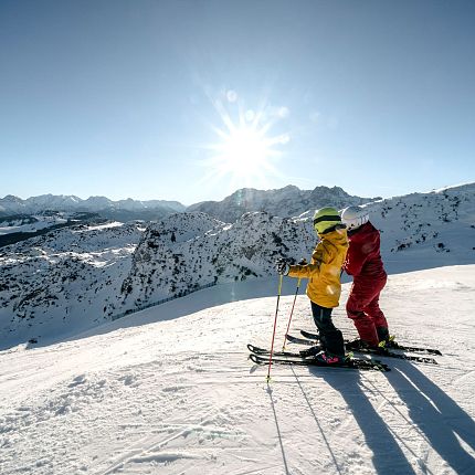 family-skiing-area-steinplatte-winklmoosalm-cfreezingmotions-clauslistl-3