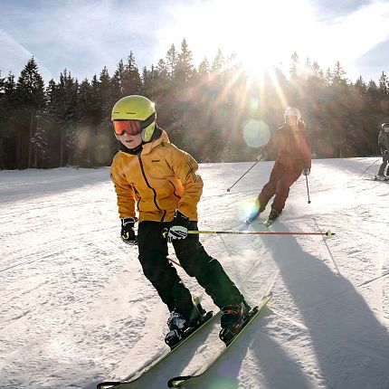 family-skiing-area-steinplatte-winklmoosalm-cfreezingmotions-clauslistl-5-1