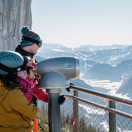 Kinderbetreuung-Triassic-Park-Aussichtsplattform-Steinplatte-Winter