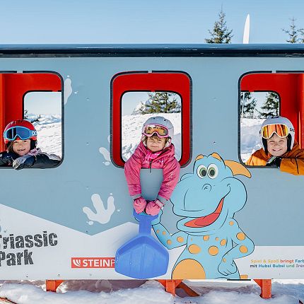 Kinderbetreuung-Triassic-Park-Winter-Steinplatte