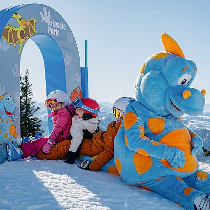 Kinderbetreuung-Triassic-Park-Winter-Steinplatte