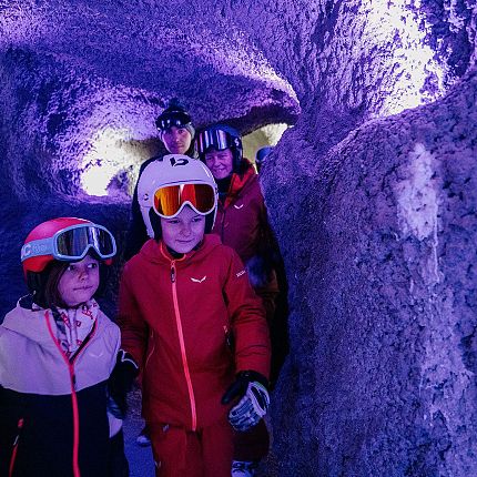 Kinderbetreuung-Triassic-Park-Winter-Steinplatte