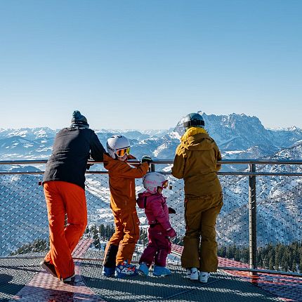 Kinderbetreuung-Triassic-Park-Winter-Steinplatte