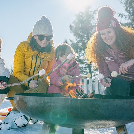 Kinderbetreuung-Triassic-Park-Winter-Steinplatte