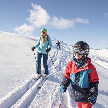 Deep snow skiing fun for young and old in good weather on the Steinplatte