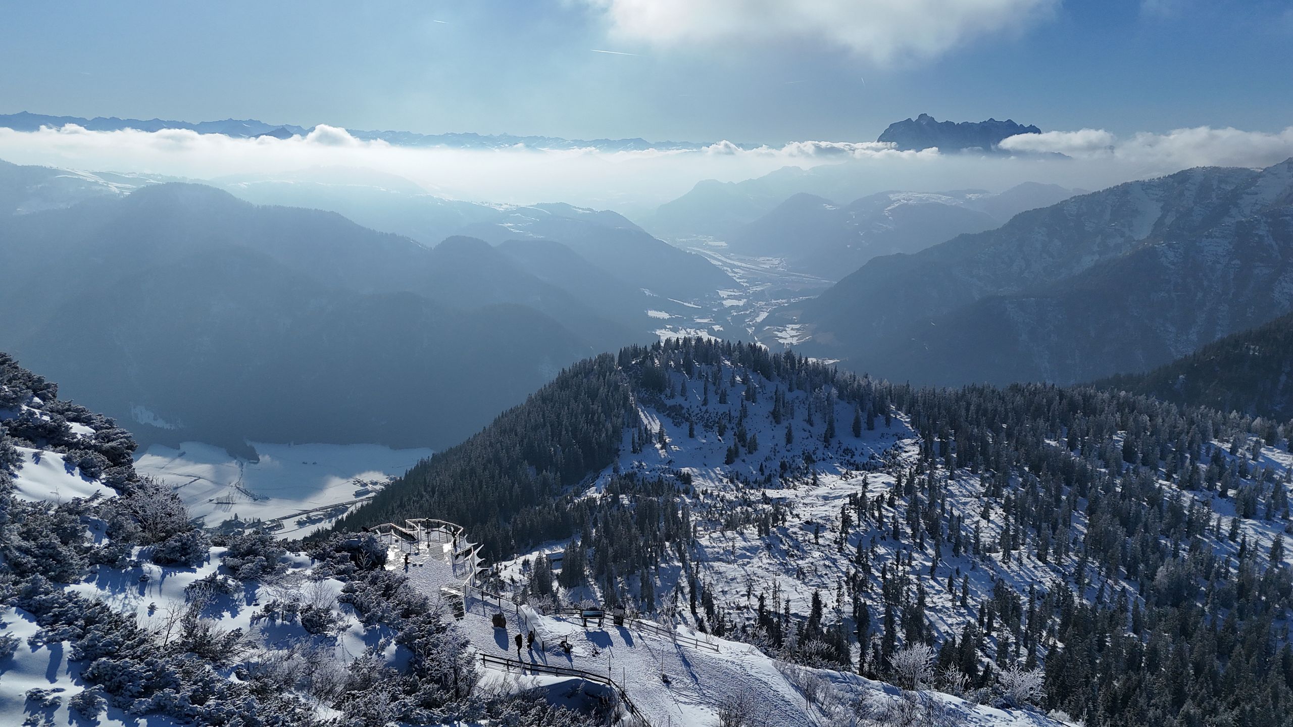 Aussichtsplattform-Steinplatte-Triassicpark-Winter